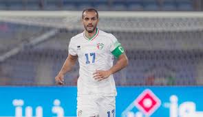 نجح بدر المطوع، لاعب نادي القادسية ومنتخب الكويت الأول لـ كرة القدم، في انتزاع لقب عميد لاعبي العالم من الدولي المصري السابق أحمد حسن، بعد وصوله للمباراة. Bceaatntlskjbm