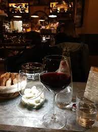 L'aspetto lussuosamente elegante dei bicchieri esalta l'anticipazione del piacere del vino e aggiunge una. Ambiente All Interno E Bicchiere Di Vino Rosso Bild Von Lungarno 23 Florenz Tripadvisor