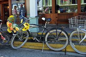 In a regular hanging basket, it can take a while for the plants in it to inch their way over the sides of the container and cover it up. Diy Flower Basket For Your Bike Beautyharmonylife
