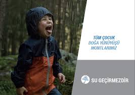Yagmurdan Kacmayan Ve Oyuna Durmaksizin Devam Eden Cocuklar Icin Quechua Yagmurluklari Inceleyin Quechua Decathlon Sugecirmez Yagmurluk Trekking Cocuk