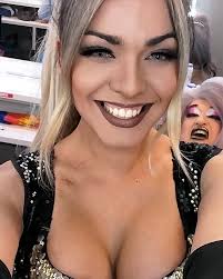 Feliz Feliz Feliz... años pasados lo pase tan mal que jamas pensé que  llegaría tan pronto a ser feliz... solo lo decrete y acá estoy sonriendo...  besos por miles los amoooooo Atrás