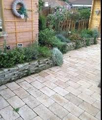 borders gemaakt van oude kapotte stoeptegels tuin tuin ideeen tuin inspiratie