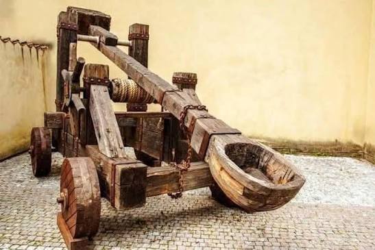 Ilustração de uma catapulta histórica