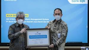 Kerjasama tersebut diwujudkan dalam bentuk sosialisasi aplikasi bjb mesra mobile dan launching layanan quick response indonesia… bank bjb berhasil mencatat pencapaian bisnis positif sepanjang tahun 2020. Bank Bjb Gelar Kick Off Meeting Penerapan Iso 37001 Sistem Manajemen Anti Penyuapan