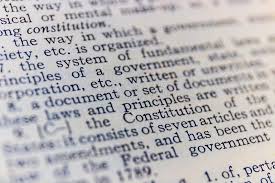Constitución es el conjunto de principios, normas y reglas que pretenden establecer la forma de un estado de derecho, así como organizar ese mismo estado, delimitándolo, a través de sus propias instituciones de la administración pública y estableciendo procedimientos y sanciones para que el mismo estado no incumpla con las normas establecidas en dicha constitución. Definicion De La Constitucion Foto De Archivo Imagen De Texto Concepto 127346860