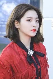 Shortest Kpop Male And Female Idols Cute Kpop Idols Cute Female Idols Kpop Male Shortest Short Hair Styles Red Hair With Bangs Hairstyles With Bangs