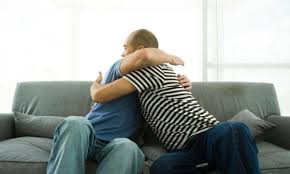 Tuve una aventura gay con mi vecino casado y luego su mujer quiso saber de  mí