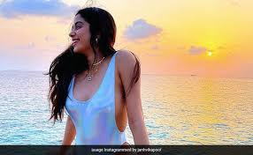 Boney kapoor and sridevi's daughter is considered one of the most beautiful star kids in bollywood today. Janhvi Kapoor S Stunning Swimsuit Makes Up For Being Late To The Maldives Party