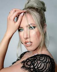 Model:Hannah Samira Schmidt...