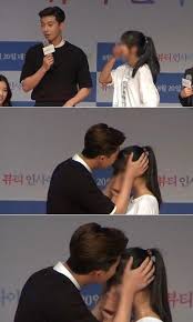 朴瑞俊亲吻女高中生额头 最近这样不是很危险吗 Imkpop 中国版 Beauty Inside Forehead Seo Joon