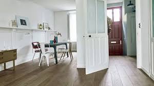 Comment nettoyer les salissures persistantes ? Comment Entretenir Un Parquet Vitrifie Huile Cire Cote Maison