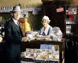 Colorized Photo Of Bonnie Parker And Sheriff Hal Hood Before She Met Clyde I Was Not The Person Who Colorized This Photo Bonnie Clyde Geschiedenis Maffia