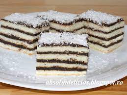 Se adaugă untul, zahărul și făina amestecată cu cacao și praful de copt, se mixează bine și se pune aluatul în tava mare a aragazului unsă și tapetată. Absolut Delicios Prajitura Cu Foi Si Crema De Ciocolata