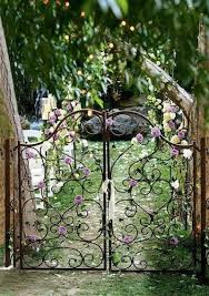 Les Petites Portes Du Jardin Porte Jardin Jardins Joli Jardin