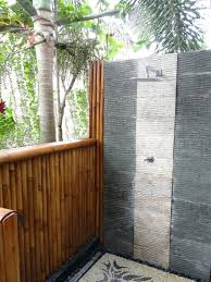Duchas de obra para piscinas. Duchas Para Exteriores Vive De Cerca La Naturaleza