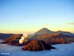 Bentuk tubuh gunung bromo bertautan antara lembah dan ngarai dengan kaldera atau lautan pasir seluas sekitar 10 kilometer persegi. Paling Keren Lukisan Gunung Bromo Nico Nickoo