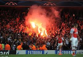 Galatasaray fans throw flares in 2014 arsenal defeat arsenal tore apart galatasaray fc in 2014 at the emirates stadium courtesy of danny welbeck's hatrick and a sanchez goal. Arsenal 4 1 Galatasaray Danny Welbeck Scores Superb Hat Trick Daily Mail Online