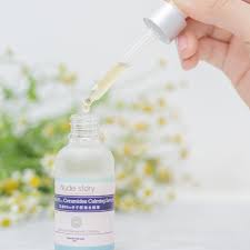 又凍又潮濕 皮膚好容易敏感 所以第一步幫助保護皮膚 免受襲擊 有別於市面上有b3成份的精華 使用了德國洋甘菊和菩提花純露為精華基礎 舒緩敏感發紅肌膚 再利用分子酊及b3 修復皮膚皮脂膜 提升皮膚表面屏障功能 減少皮膚受外界刺激 減少水分流 hand