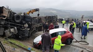 Tir bariyerlere ok gibi saplandıbursa'da meydana gelen trafik kazasında kontrolden çıkan bir tir yol kenarında bulunan bariyerlere ok gibi saplandı. Bursa Da Otomobil Yuklu Tir Devrildi Son Dakika Haberleri