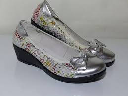 Elles sont rose pâles effet craquelé. Inea Dolia Ballerine Talons Compenses Coloris Argent Multi