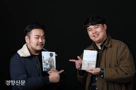 2016년 문학동네 신인상에 단편소설 「패리스 힐튼을 찾습니다」가 당선되어 등단했다. ë¬´ê±°ì›€ ëœì–´ë‚¸ í€´ì–´ì†Œì„¤ê°€ ê¹€ë´‰ê³¤ ë°•ìƒì˜ ëŒ€ë‹´ ì˜¬í•´ë§Œ ê²Œì´í•  ê±´ ì•„ë‹ˆë‹ˆê¹Œ í€´ì–´ ì†Œì„¤ì€ ê³„ì†ëœë‹¤ ê²½í–¥ì‹ ë¬¸