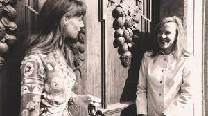 Inzia a scrivere poesia sul finire degli anni venti del novecento e nel 1929 conosce umberto saba a roma e poi negli anni molti altri intellettuali come carlo emilio gadda, cesare pavese e pier paolo pasolini. Fleur Dentro Un Arazzo Il Foglio