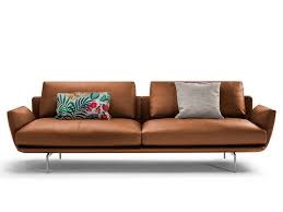 Il tessuto rivestito in finta pelle è resistente, di facile manutenzione e ha la consistenza della pelle, ma un prezzo più accessibile. Get Back Divano In Pelle Collezione La Collezione Divani E Poltrone By Poltrona Frau Design Ludovica Roberto Palomba