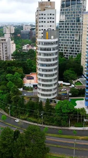 O Suíte Vollard é um edifício abandonados construído no bairro Mossunguê em Curitiba, no Paraná. Inaugurado em 16 de dezembro de 2004, após 10 anos de obras,é considerado o primeiro edifício giratório ...