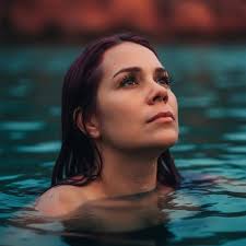 A mi el color de piel que tienes, me fascina, tienes hermosas y bonitas  piernas, como quisiera ser el perrito, saludos desde Guatemala