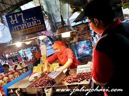 Bahkan bisa dikatakan kalap mata, khilap sekaligus kalap untuk beli beli. Hatyai Night Market Meriah Dan Murah Part 4