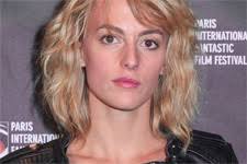 Comme l'a confié la comédienne, la production de la série de france 3 a tout simplement décidé de la virer. Sara Mortensen Coralie Voici Sa Reaction Apres Avoir Ete Viree Par La Prod J Ai Ete Remerciee De Plus Belle La Vie Et Je Vais Etre Remplacee