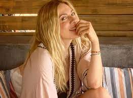 Σελίδα fan club σμαράγδας καρύδη. Smaragda Karydh Ekopse Ta Mallia Ths Kai Mas Deixnei En8oysiasmenh To Neo Ths Look