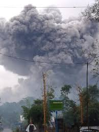 Pada 17 april 2020, semeru erupsi melontarkan awan panas hingga 2 km. Mrac5qsdprclym