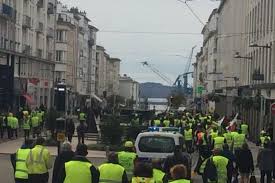 Demain vers midi, c'est avec courage, conviction et détermination, comme tous les samedis les gilets jaunes seront présents quelques heures pour sensibiliser la. Environ 150 Gilets Jaunes Dans Les Rues De Brest Pour L Acte Xxi Cote Brest