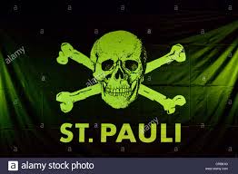 Pauli, wie der ac/dc song „hells bells beim einlaufen der spieler. Totenkopf Mit Dem Schriftzug St Pauli Stockfotografie Alamy