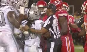 Marshawn lynch's rw he scores a touchdown. Chiefs Vs Raiders Marshawn Lynch Ejected For Shoving An Official Sbnation Com
