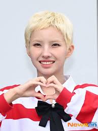 Como olvidar que nayeon trato de emular a la diva Tommy february6 pero no  le salió