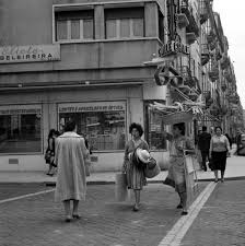 Junta de freguesia situado em lisboa. Lisboa On Instagram Lisboa De Outros Tempos Vendedoras Ambulantes Na Rua Morais Soares Em 1960 Arquivo Municipal Lisboa Arnaldo Madureira Oldphotography