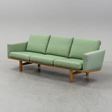 Hans wegner gilt als einer der wichtigsten künstler und designer skandinaviens. A Ge 236 Sofa By Hans J Wegner Bukowskis
