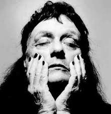 Conheça a história do livro 'póstumo' que uma poeta de 88 anos publica  neste 2020