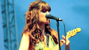 The Beach Boys Wouldn T It Be Nice перевод Zooey Deschanel Is Just Perfect Wouldn T It Be Nice Ukulele Music Ukulele Ukulele Songs