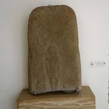 The carver, holding a wood chisel or paet, misunderstands his question answers that what he is holding is a paet. 1 Day 1 Artist Jousse Entreprise Art Contemporain