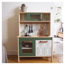 A Petite Cuisine Ikea Customisee Pour Le Noel D Auguste Joyeuses Fetes A Tous Ikeaduktig Duktig Cuisine Ikea Keuken Speelgoedkeuken Speelgoed Keuken