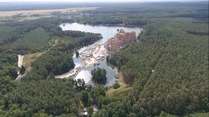 Przypomnijmy, że zamek w stobnicy powstaje w oparciu o miejscowe plany zagospodarowania przestrzennego z 2011 roku, które uchwalono w oparciu o istniejące studium uwarunkowań i kierunków zagospodarowania przestrzennego dla całej gminy oborniki, w tym stobnicy. Zamek W Stobnicy Siedem Osob Zatrzymanych W Sprawie Budowy Zamku W Puszczy Noteckiej Tvn24