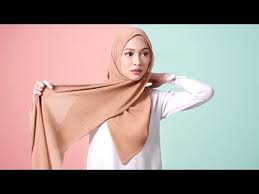 Bagi langkah 4 dan 5, pin. 9 Gaya Cantik Cara Pakai Tudung Shawl Simple Dan Cantik Qotrunnada Youtube Long Dress Design Hijab Tutorial Designer Dresses