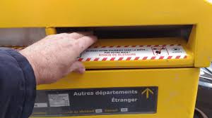 Cette enseigne la poste est fermée ? Boites A Lettres Jaunes De La Poste Attention Les Mains L Impartial