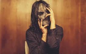 En ese momento, jay, hijo de en la postal, aparece él con la máscara utilizada por corey taylor, su padre y el legendario guitarrista de slipknot, jim root. Slipknot Esta Foto Del Baterista Confirma Que El Disco Sera Brutal