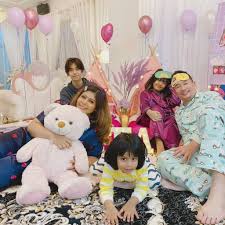 Pengacara dan pelakon terkenal datuk ac mizal mengimbas kenangan pahit yang dilalui oleh isteri kesayangannya datin. Paling Menyerlah Makin Cantik Kulit Kongsi Sambutan Hari Lahir Anak Di Rumah Dato Ac Mizal Dipuji Nampak Muda Keluarga