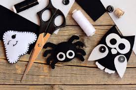 Ideas para decorar tu sala con plantas de hojas grandes monstera deliciosa foto: Halloween Sintio Adornos Fieltro Fantasma Arana Adornos De Buho En Una Mesa De Madera Vintage Coser Herramientas Y Materiales Artesanales Proyectos De Manualidades Faciles Para El Hogar Para Halloween Vista Superior De