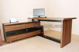 .kayu trembesi solid merupakan salah satu produk mejakayu.com untuk meramaikan dunia mebel kantor, kebanyakan kantor2 menggunakan bahan multiplek dan hpl yang mudah rusak dan terkesan standart, maka kami berinovasi membuat meja rapat dengan menggunakan kayu trembesi solid. Jual Meja Kerja Kayu Jati Solid Furniture Kayu Jati Jepara